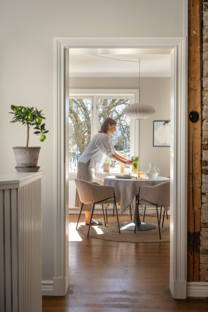 Kvinna ställer tulpaner på ett bord